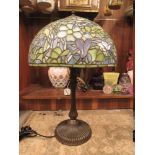 A LARGE TIFFANY STYLE TABLE LAMP WITH FLORAL PATTERN SHADE, OVERALL HEIGHT 63 CM