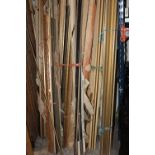 A LARGE QUANTITY OF VARIOUS FRAME CUTTINGS / BORDERS