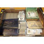 A TRAY OF CIGARETTE CARDS TO INCLUDE ALBUMS