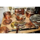 A COLLECTION OF VINTAGE COPPER AND BRASS METALWARE TO INCLUDE HAMMERED FINISH SAUCEPANS, COPPER