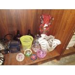A COLLECTION OF STUDIO GLASSWARE TO INCLUDE A MURANO STYLE TWIN HANDLED VASE, CAITHNESS PAPERWEIGHTS