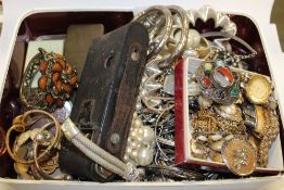 A BOX OF COSTUME JEWELLERY AND COLLECTABLES TO INCLUDE A SCOTTISH POLISHED STONE BROOCH, COINS ETC.