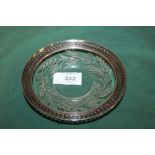 A STERLING SILVER RIMMED ETCHED GLASS PIN DISH DIA -13.5CM