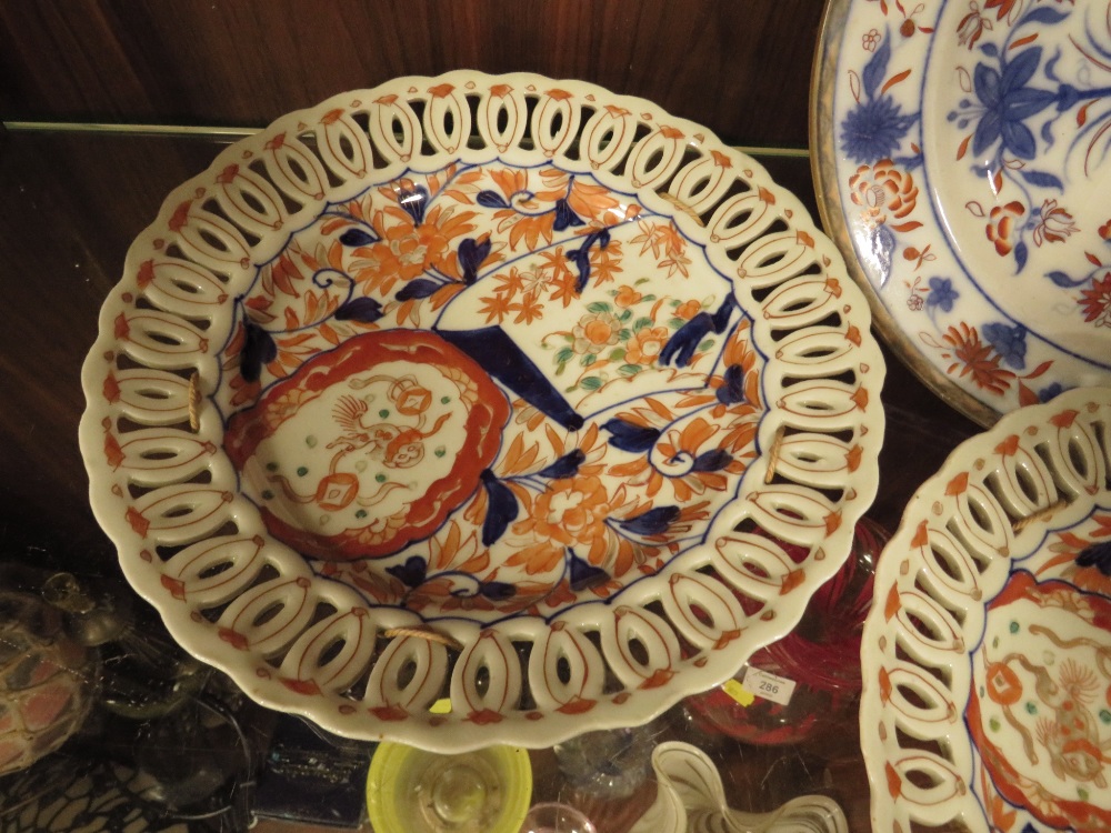 A PAIR OF JAPANESE IMARI RIBBON PLATES TOGETHER WITH AN ANTIQUE IRONSTONE PLATE - Image 2 of 4