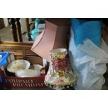 A QUANTITY OF ASSORTED SUNDRIES TO INCLUDE A ROLL OF BLUE FABRIC, ALABASTER LAMPS ETC.