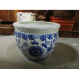 AN ORIENTAL STYLE BLUE AND WHITE JARDINIERE, HEIGHT 25.5 CM, DIA. 32 CM