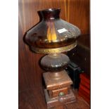 A BROWN GLASS TABLE LAMP ON WOODEN BASE, OVERALL HEIGHT 58 CM