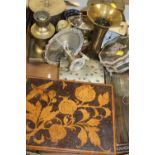 A TRAY OF ASSORTED METALWARE AND COLLECTABLES TO INCLUDE A CARVED WOODEN LIDDED BOX, SILVER PLATED