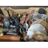 A TRAY OF TREEN AND METALWARE COLLECTABLES TO INCLUDE TRIBAL STYLE FIGURES, BARLEY TWIST