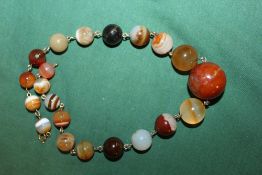 A VINTAGE LARGE AGATE BEAD NECKLACE OVERALL LENGTH -46CM