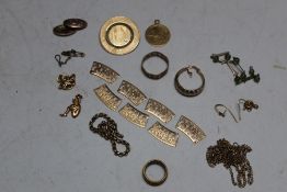 A QUANTITY OF YELLOW METAL JEWELLERY PIECES