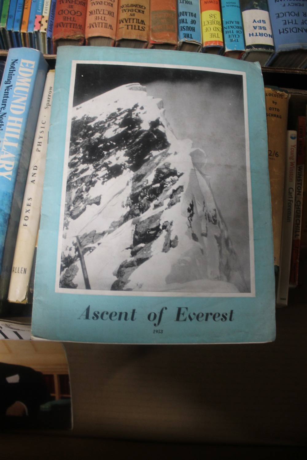 A TRAY OF MISCELLANEOUS BOOKS TO INCLUDE CHURCHILL INTEREST AND A BOOKLET OF 'THE ASCENT OF EVEREST' - Image 2 of 3