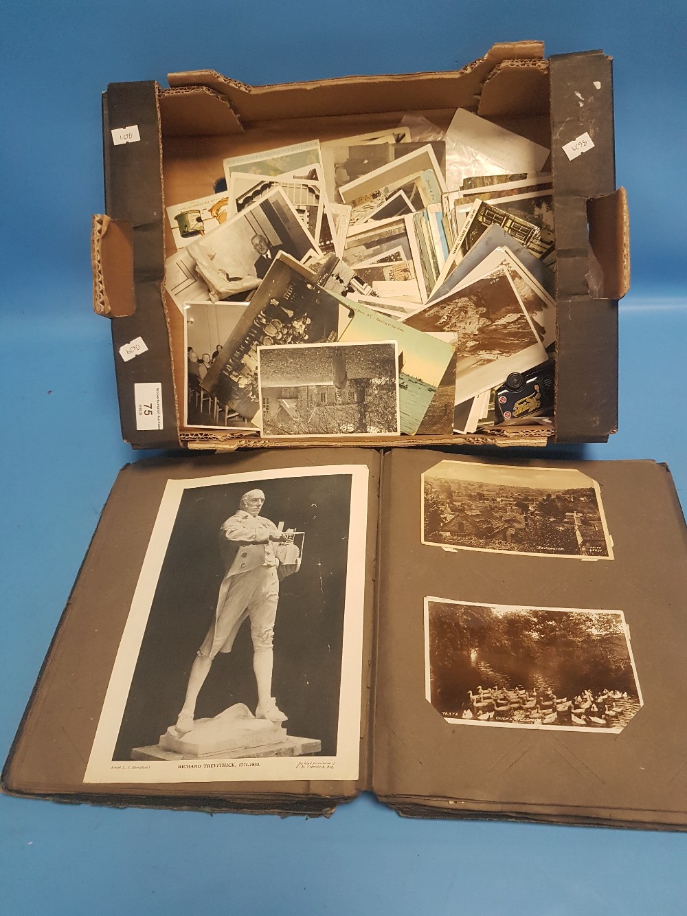 A QUANTITY OF POSTCARDS LOOSE AND IN ALBUMS