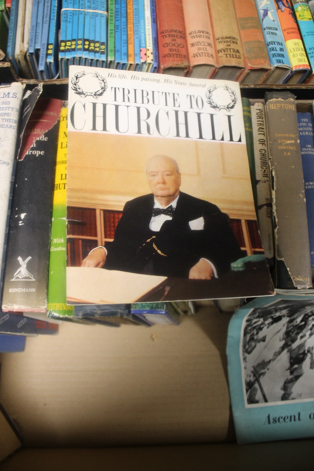 A TRAY OF MISCELLANEOUS BOOKS TO INCLUDE CHURCHILL INTEREST AND A BOOKLET OF 'THE ASCENT OF EVEREST' - Image 3 of 3