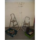 A SELECTION OF TOOLS / TWO ALUMINIUM STEP LADDERS AND A COAT STAND (CRATES NOT INCLUDED)