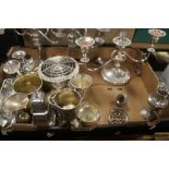 A TRAY OF PLATED WARE TO INCLUDE CANDELABRAS, ROSE BOWLS, TANKARDS ETC TOGETHER WITH A TRAY OF MODEL