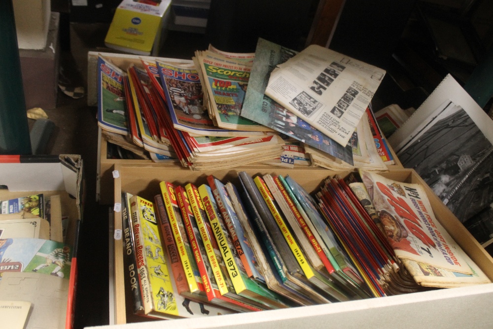 FOUR TRAYS OF FOOTBALL RELATED ITEMS TO INCLUDE PROGRAMMES, PHOTOGRAPHS, MAGAZINES, BOOKS ETC. ( - Image 3 of 7