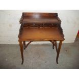 A MAHOGANY WRITING DESK WITH LEATHER INLAY