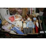 A TRAY OF VINTAGE DOLLS TO INCLUDE BARBIE, ACTION MAN ETC. AND A BAG OF KNITTED DOLLS CLOTHES