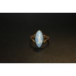 A 9CT WEDGWOOD JASPERWARE RING, RING SIZE P 1/2 APPROX WEIGHT 2.9G