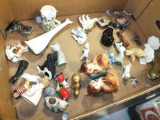 TWO TRAYS OF CERAMIC CAT FIGURES TO INCLUDE ROYAL DOULTON, BESWICK AND GOEBEL ETC