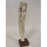 AN ORIENTAL CARVED IVORY FIGURE ON FEMALE WARRIOR / GEISHA WITH SPEAR, RAISED ON WOODEN PLINTH, NO