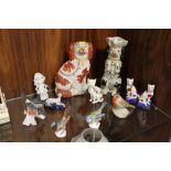 A COLLECTION OF ASSORTED CERAMIC FIGURES TO INCLUDE STAFFORDSHIRE STYLE FIGURES, GOEBEL BIRD FIGURES