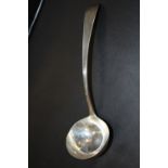 A ANTIQUE HALLMARKED OLD ENGLISH PATTERN SILVER LADLE, APPROX WEIGHT 46G, L 18.5 CM