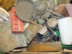 A TRAY OF ASSORTED VINTAGE METALWARE TO INCLUDE PEWTER TANKARDS, SILVER PLATED TEAPOT ETC