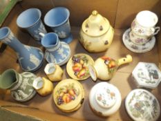 A TRAY OF AYNSLEY ORCHARD GOLD, WEDGWOOD JASPERWARE AND OTHER CERAMICS