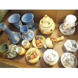 A TRAY OF AYNSLEY ORCHARD GOLD, WEDGWOOD JASPERWARE AND OTHER CERAMICS