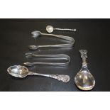 A BAG OF HALLMARKED SILVER SPOONS AND TONGS TO INCLUDE A SCOTTISH EXAMPLE, CADDY SPOON ETC, APPROX