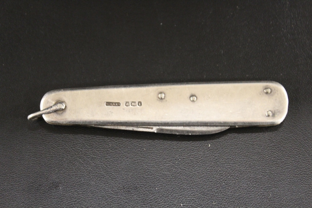 A HALLMARKED SILVER THREE TOOL PENKNIFE - SHEFFIELD 1926 - Image 3 of 4