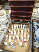 A COLLECTION OF CERAMIC SHOE ORNAMENTS TO INCLUDE COALPORT, WORCESTER AND MASON'S EXAMPLES (23)