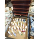 A COLLECTION OF CERAMIC SHOE ORNAMENTS TO INCLUDE COALPORT, WORCESTER AND MASON'S EXAMPLES (23)