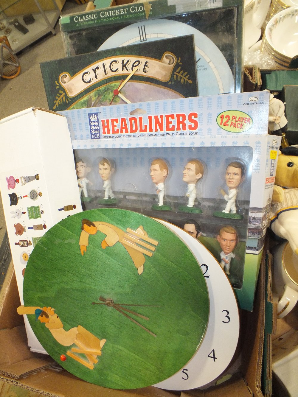 THREE TRAYS OF CRICKET RELATED COLLECTABLES TO INCLUDE CLOCKS, WISDEN CALENDAR ETC - Image 4 of 4