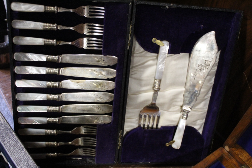 AN OAK CASED CANTEEN OF CUTLERY TOGETHER WITH TWO OTHER CUTLERY SETS - Image 4 of 5