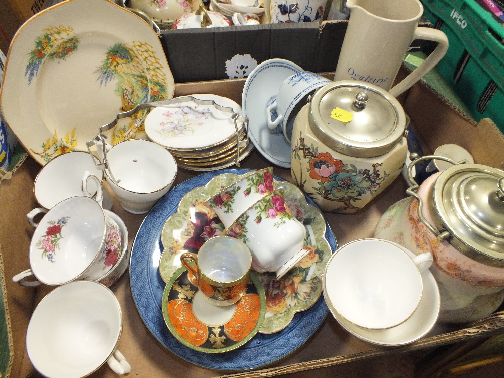 TWO TRAYS OF ASSORTED CHINA AND CERAMICS TO INCLUDE ROYAL ALBERT OLD COUNTRY ROSES CUPS AND - Image 2 of 3