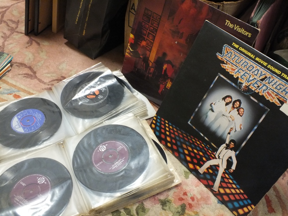 A BOX OF 7" SINGLE RECORDS TO INCLUDE THE KINKS,. THE BRYDS ETC TOGETHER WITH A BAG OF LP'S, A