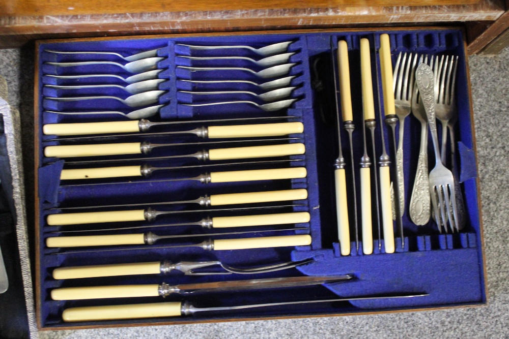 AN OAK CASED CANTEEN OF CUTLERY TOGETHER WITH TWO OTHER CUTLERY SETS - Image 3 of 5