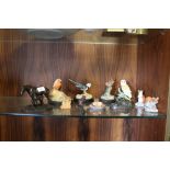 A COLLECTION OF ASSORTED ANIMAL FIGURES TO INCLUDE BRONZE EFFECT HORSE FIGURES, MATTE FINISH COUNTRY