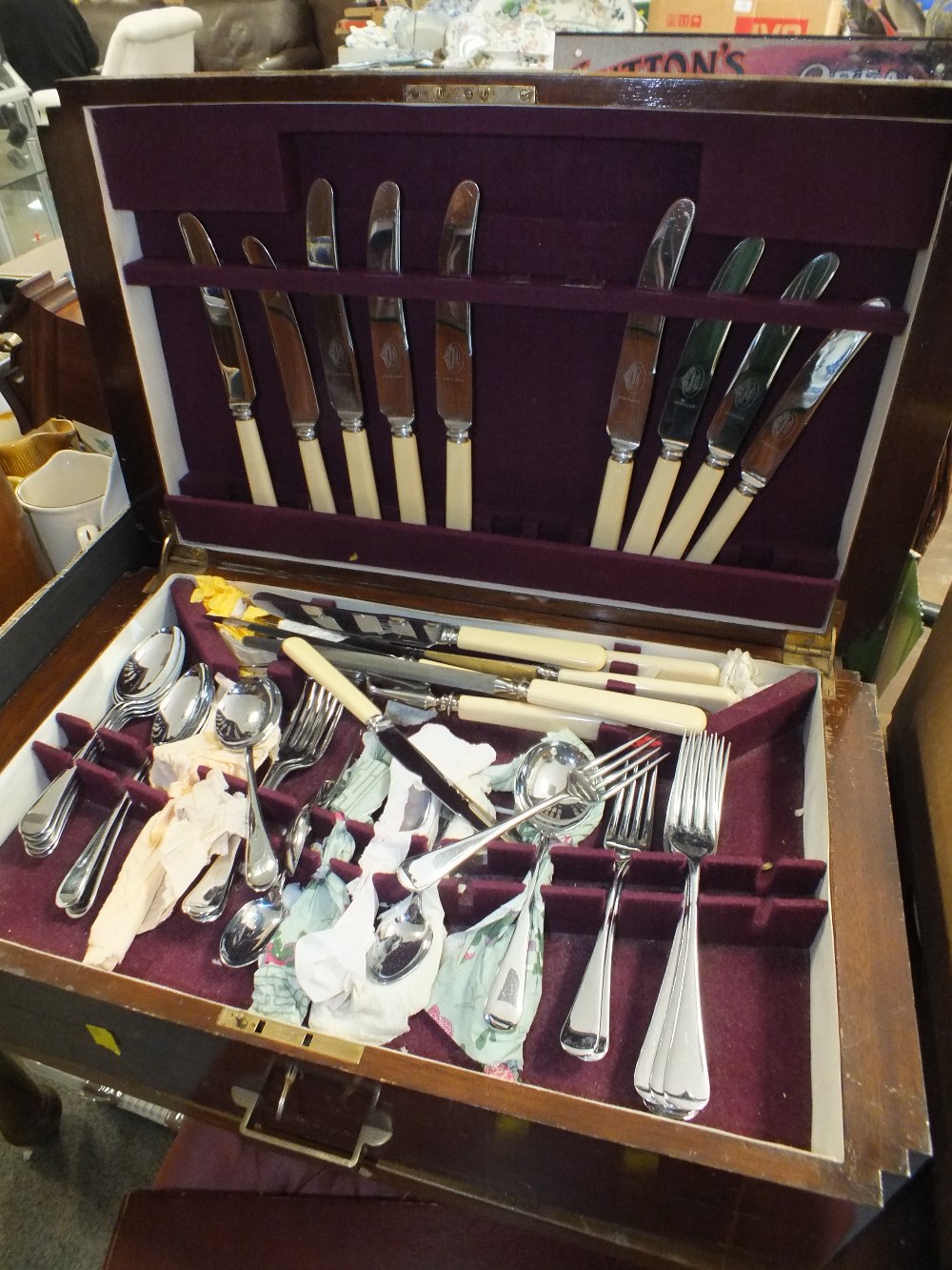 AN ART DECO CANTEEN OF CUTLERY TOGETHER WITH A CANTEEN OF KINGS PATTERN CUTLERY - Image 3 of 3