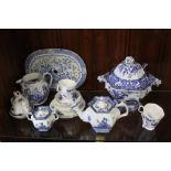 A COLLECTION OF BLUE AND WHITE CERAMICS TO INCLUDE A LARGE MASONS TUREEN, ROYAL ALBERT CONNOISSEUR