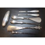 A COLLECTION OF HALLMARKED SILVER HANDLED MANICURE ITEMS TO INCLUDE A SHOE HORN ETC