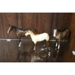A BESWICK HIGHLAND PONY FIGURE TOGETHER WITH TWO BESWICK HORSES AND A FOAL (4)