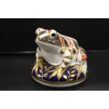 A ROYAL CROWN DERBY IMARI PATTERN PAPERWEIGHT IN THE FORM OF A FROG, with printed and painted