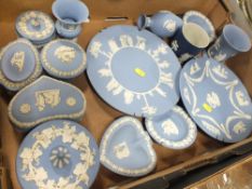 A TRAY OF WEDGWOOD JASPERWARE TO INCLUDE CABINET PLATES