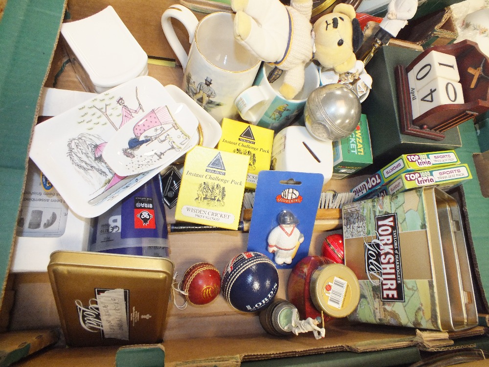 THREE TRAYS OF CRICKET RELATED COLLECTABLES TO INCLUDE CLOCKS, WISDEN CALENDAR ETC - Image 3 of 4