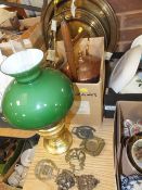 A BOX OF METALWARE TO INCLUDE A COPPER KETTLE, TOGETHER WITH A VINTAGE OIL LAMP ETC