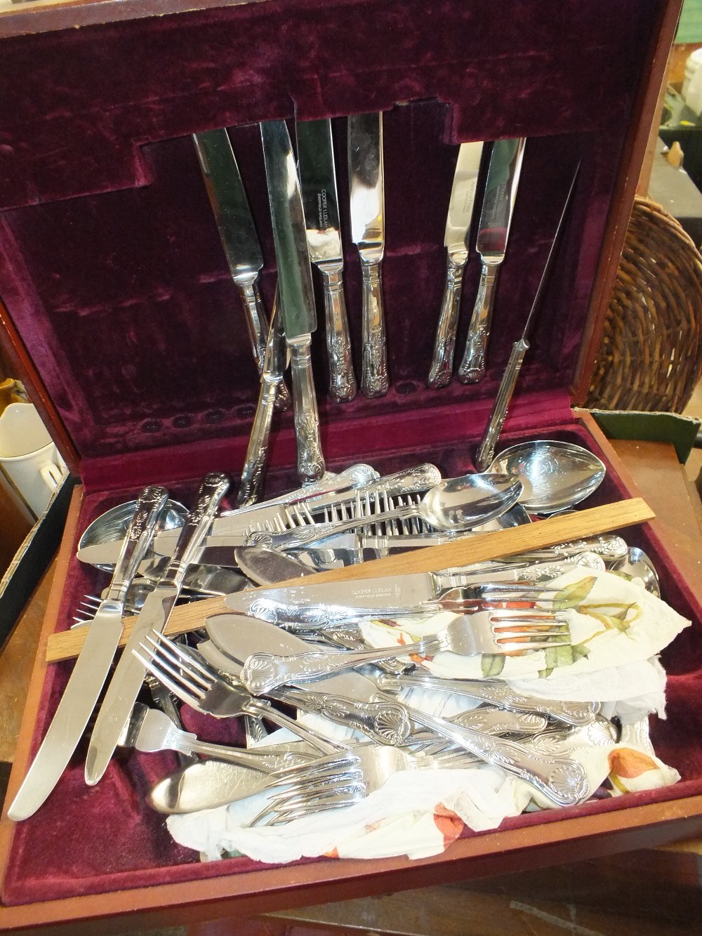 AN ART DECO CANTEEN OF CUTLERY TOGETHER WITH A CANTEEN OF KINGS PATTERN CUTLERY - Image 2 of 3